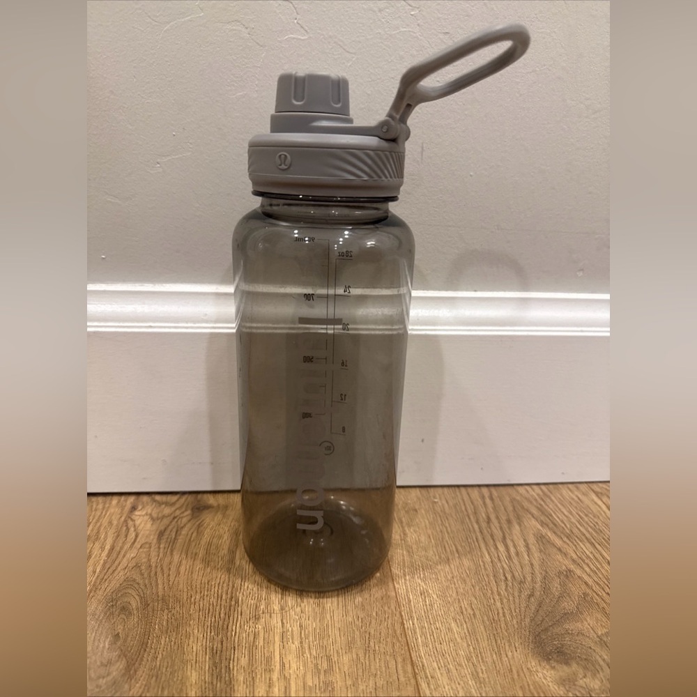 LULULEMON BACK TO LIFE CLEAR BOTTLE 32 oz in Grey - Picture 2 of 6